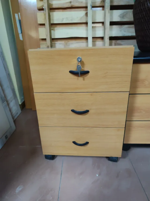 Mesa de oficina madera y negro