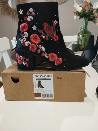 Botín tacón bordado pájaro flores negro
