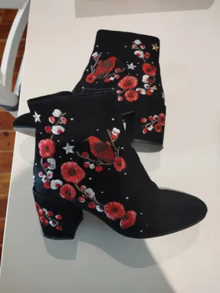 Botín tacón bordado pájaro flores negro