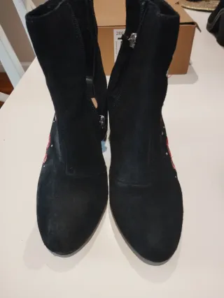 Botín tacón bordado pájaro flores negro