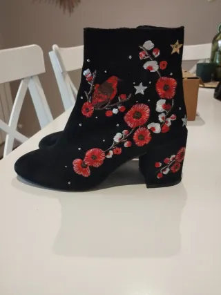 Botín tacón bordado pájaro flores negro