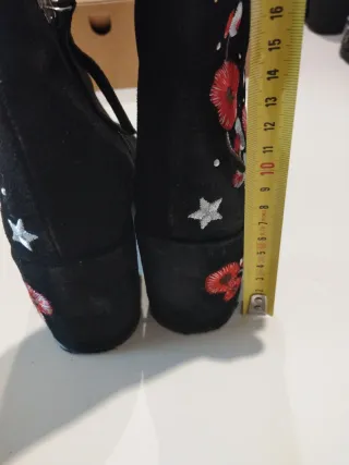 Botín tacón bordado pájaro flores negro