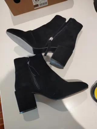 Botín tacón bordado pájaro flores negro