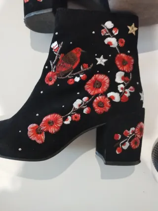 Botín tacón bordado pájaro flores negro