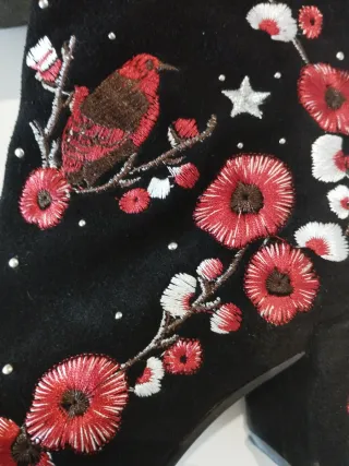 Botín tacón bordado pájaro flores negro