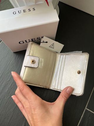 Monedero Guess Blanco y Dorado