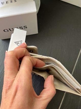 Monedero Guess Blanco y Dorado