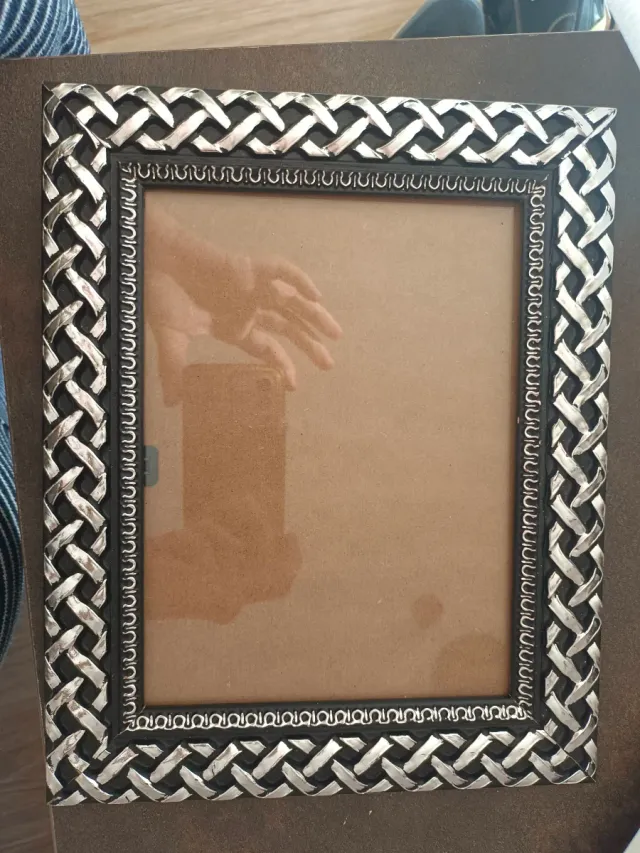 Marco de fotos plateado con diseño trenzado