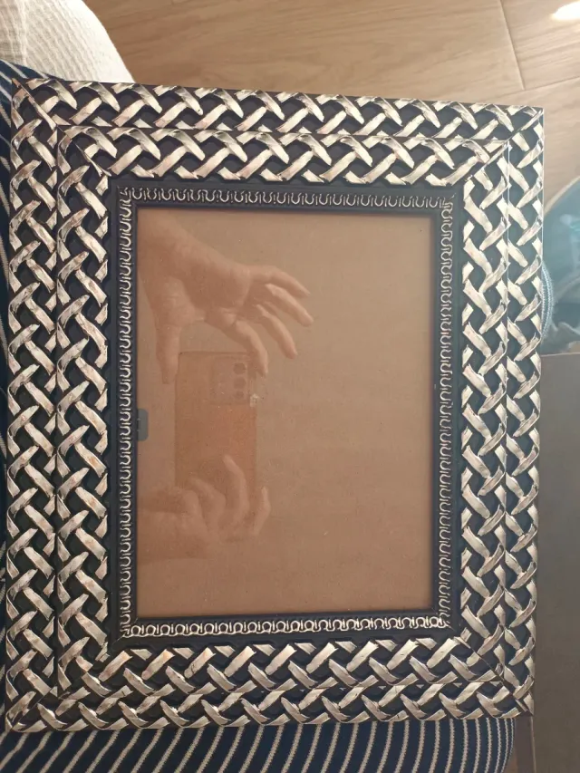 Marco de fotos plateado con diseño trenzado