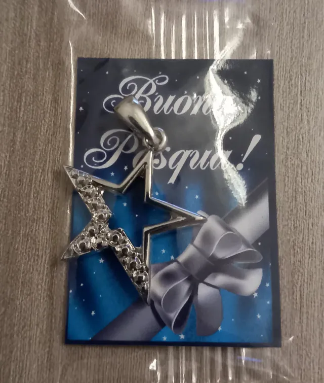 Ciondolo a forma di stella con strass