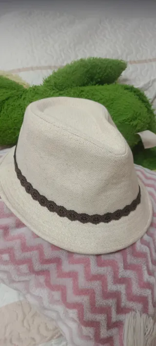 Sombrero beige con cinta marrón