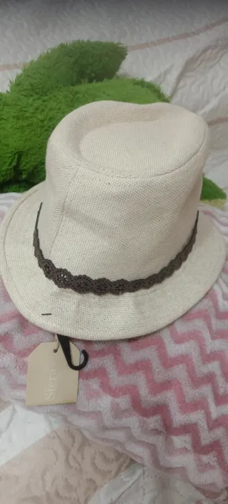 Sombrero beige con cinta marrón