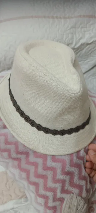 Sombrero beige con cinta marrón