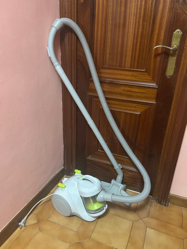 Aspiradora blanca con tubo flexible