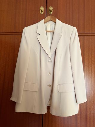 Traje chaqueta y falda beige