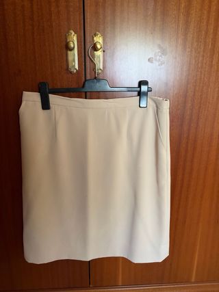 Traje chaqueta y falda beige