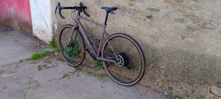 Bicicleta Gravel Cube
