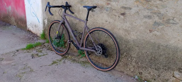 Bicicleta Gravel Cube