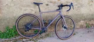 Bicicleta Gravel Cube