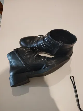 Botín plano negro con tachuelas