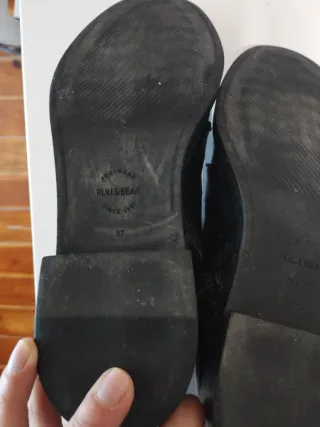 Botín plano negro con tachuelas