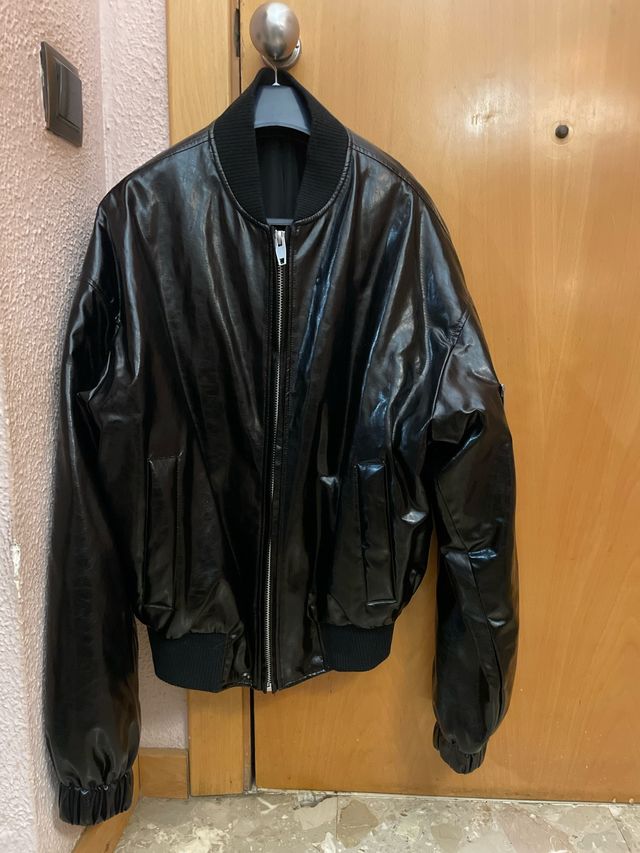 Bomber Zara efecto vinilo negro talla L
