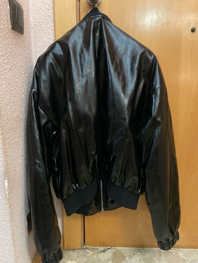 Bomber Zara efecto vinilo negro talla L