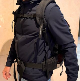 Mochila senderismo Quechua negra y roja 30 litros