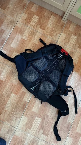 Mochila senderismo Quechua negra y roja 30 litros