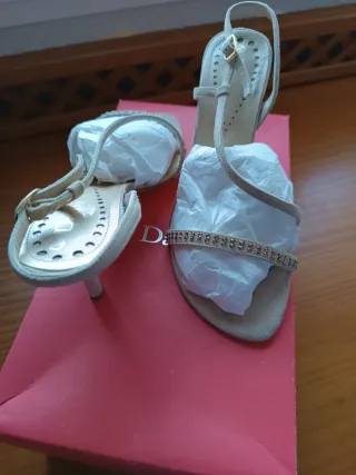 Sandalias tacón beige ante con pedrería