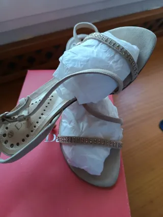 Sandalias tacón beige ante con pedrería