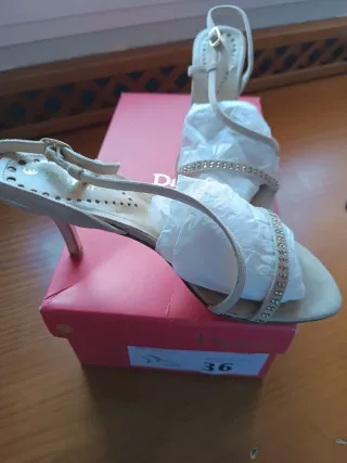 Sandalias tacón beige ante con pedrería