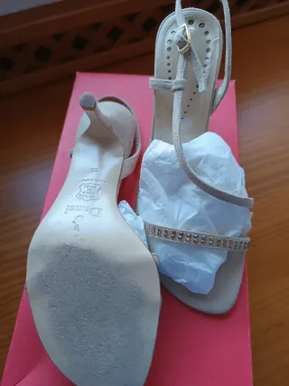 Sandalias tacón beige ante con pedrería