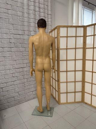 Maniquí hombre entero beige- con cabeza desm- URGE