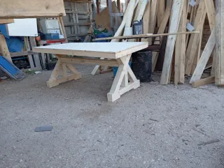 Mesa rústica de madera de pino