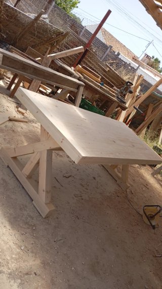 Mesa rústica de madera de pino