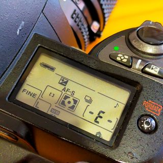 Cámara Nikon D70s + Objetivo Nikkor 35-105