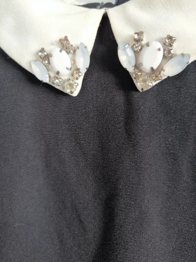 Blusa H&M Negra Cuello Decorado Talla XS
