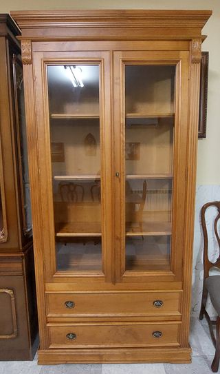 Vitrina de madera con puertas de cristal y cajones