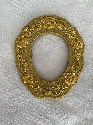 Rostrillo bordado oro sobre terciopelo burdeos