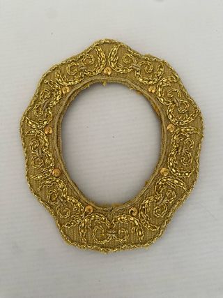 Rostrillo bordado oro sobre terciopelo burdeos