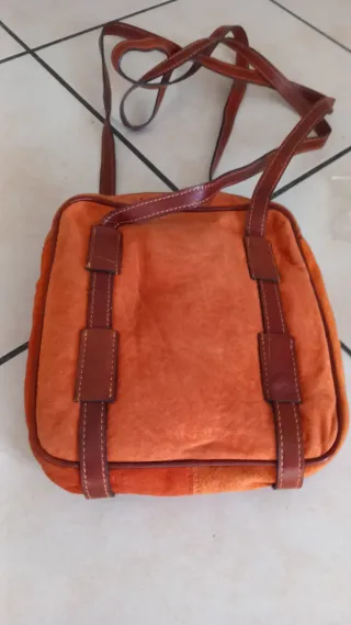 Borsa in camoscio arancione e cuoio lavorata a man