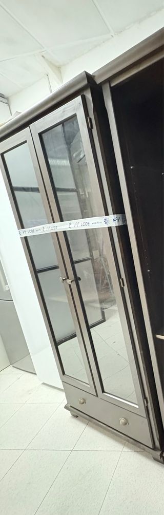 Vitrina madera clásica con 2 puertas de cristal