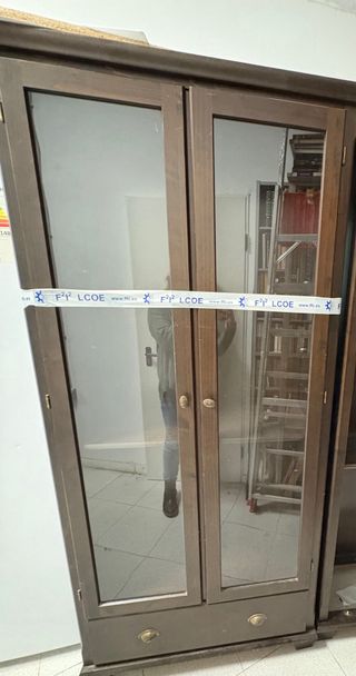 Vitrina madera clásica con 2 puertas de cristal