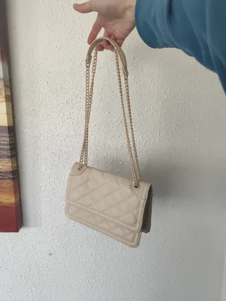 Bolso fiesta beige acolchado cadena