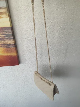 Bolso fiesta beige acolchado cadena