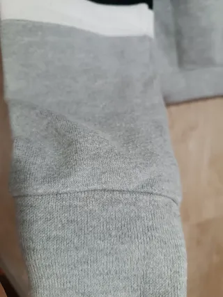 Sudadera corta gris con rayas