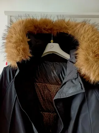 Chaquetón de nieve negro con capucha