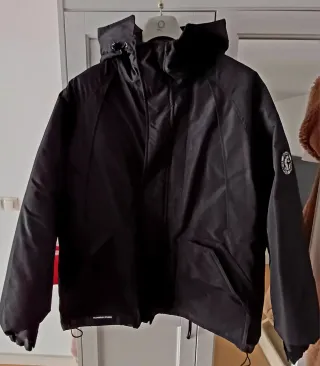 Chaquetón de nieve negro con capucha