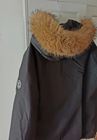 Chaquetón de nieve negro con capucha